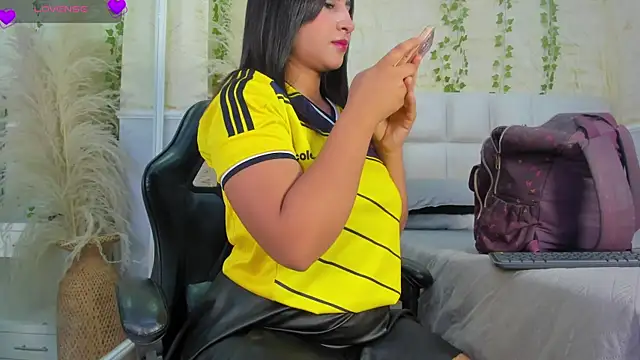 AlondraSoomer online show from June 18, 2026, 5:17 am
