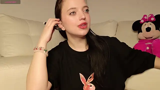 Snapshot of Minnie_mouse_18 chatting on March 14, 2026, 8:37 pm Minnie mouse 18 online show from March 14, 2026, 8:37 pm