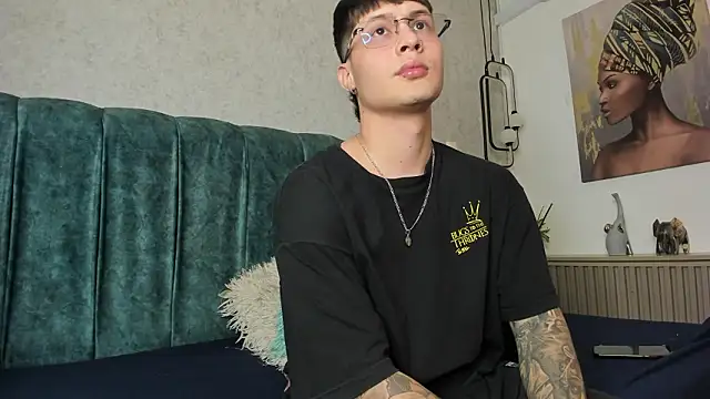 Santii Twink online show from March 19, 2026, 3:39 am