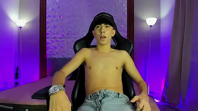 Michaell twinkk  online show from March 15, 2026, 4:41 am