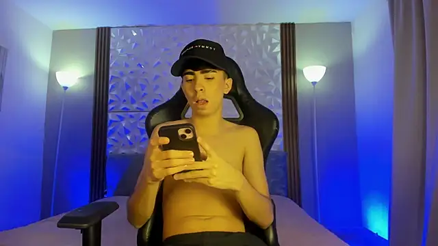 Michaell twinkk  online show from March 20, 2026, 4:13 am