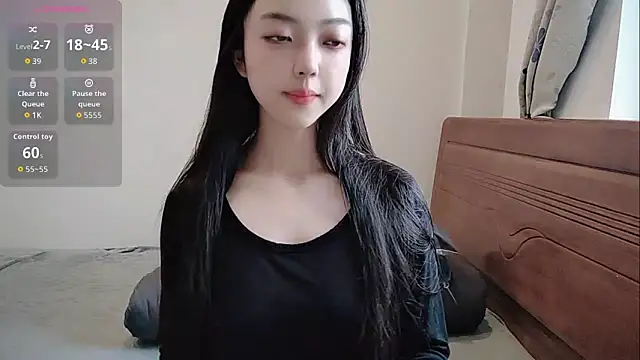 Snapshot of oblakitty_ chatting on May 17, 2026, 12:43 am oblakitty online show from May 17, 2026, 12:43 am