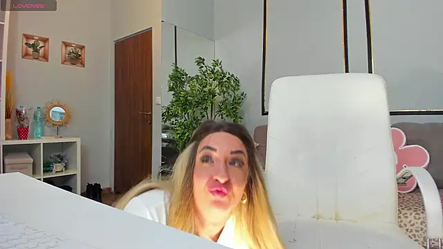 ElyssaVibe online show from March 18, 2026, 11:48 pm