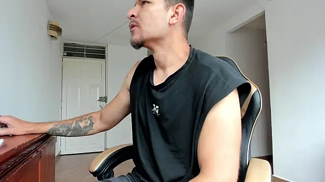 camilo andres1 online show from March 27, 2026, 12:28 pm