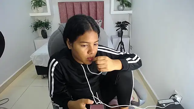 Snapshot of Lunilove__ chatting on March 21, 2026, 12:42 pm Lunilove online show from March 21, 2026, 12:42 pm