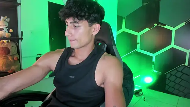Snapshot of MaxiimoRomano_ chatting on July 1, 2026, 7:25 pm MaxiimoRomano online show from July 1, 2026, 7:25 pm