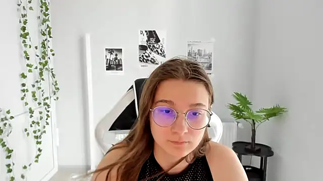 Snapshot of Mia_kristal chatting on June 19, 2026, 8:20 am Mia kristal online show from June 19, 2026, 8:20 am