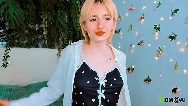 Kira  Cutie online show from May 3, 2026, 9:07 pm