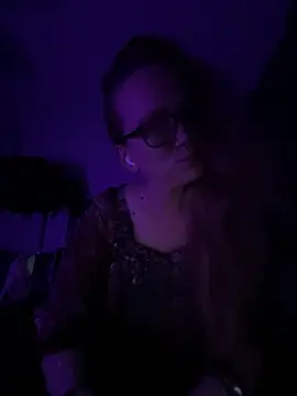 LizzieZ1975 online show from May 26, 2026, 11:58 pm