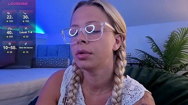 BluEyesKate online show from July 24, 2026, 3:02 am