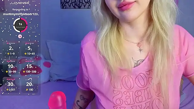 Snapshot of BlondieSummer chatting on July 14, 2026, 6:03 pm BlondieSummer online show from July 14, 2026, 6:03 pm