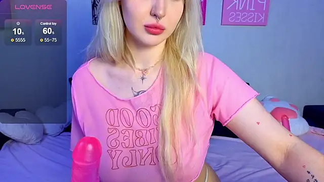Snapshot of BlondieSummer chatting on June 28, 2026, 6:25 pm BlondieSummer online show from June 28, 2026, 6:25 pm