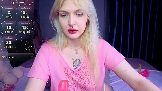 Snapshot of BlondieSummer chatting on July 21, 2026, 7:37 pm BlondieSummer online show from July 21, 2026, 7:37 pm