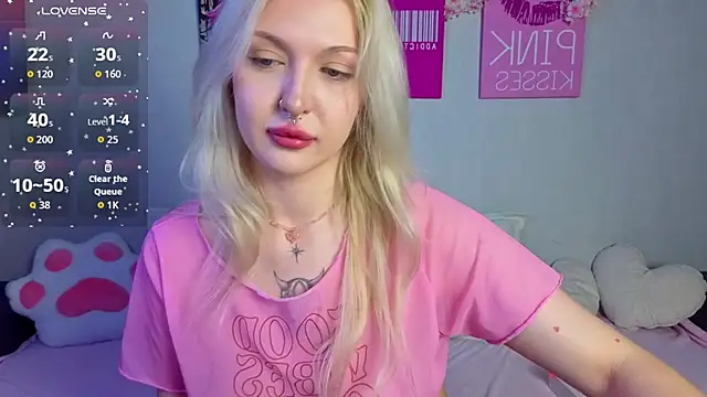 Snapshot of BlondieSummer chatting on July 18, 2026, 7:22 pm BlondieSummer online show from July 18, 2026, 7:22 pm