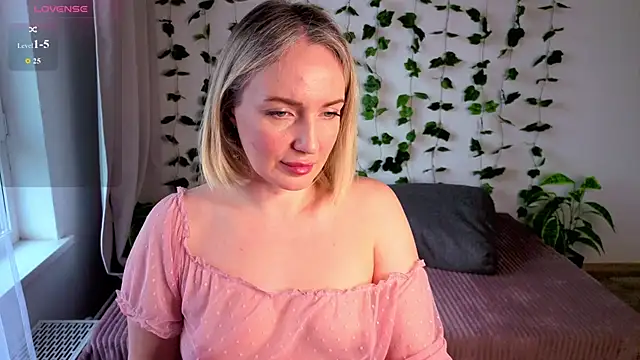 Snapshot of MonikFoxi chatting on May 4, 2026, 4:27 am MonikFoxi online show from May 4, 2026, 4:27 am