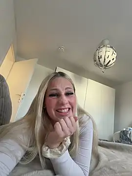 Snapshot of Softpeach402 chatting on March 23, 2026, 7:52 am Softpeach402 online show from March 23, 2026, 7:52 am