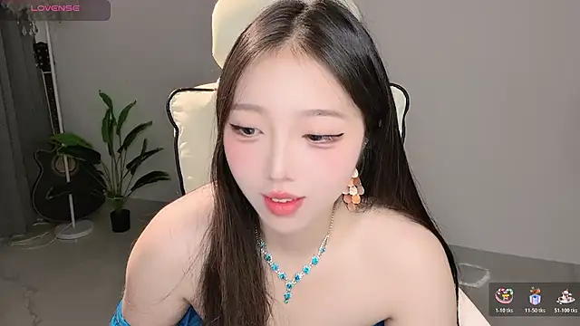 Yukiy8877 online show from April 21, 2026, 11:33 pm