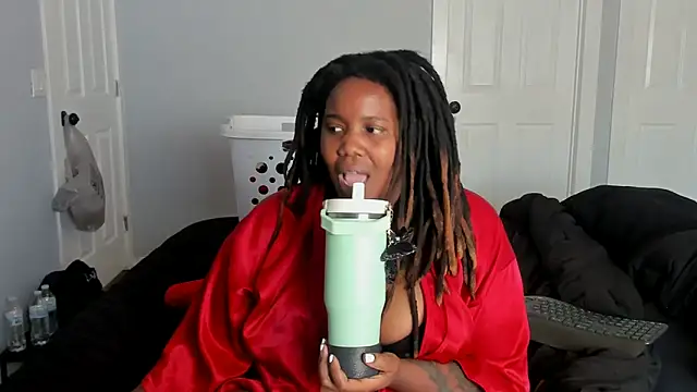 Snapshot of locsofchocolate chatting on April 15, 2026, 9:48 pm locsofchocolate online show from April 15, 2026, 9:48 pm