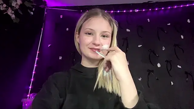 Snapshot of LiziSweet chatting on March 21, 2026, 3:49 pm LiziSweet online show from March 21, 2026, 3:49 pm