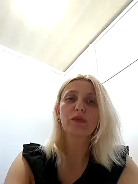 Snapshot of MiaLove183 chatting on May 25, 2026, 2:16 pm MiaLove183 online show from May 25, 2026, 2:16 pm