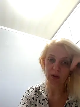 Snapshot of MiaLove183 chatting on June 3, 2026, 2:33 pm MiaLove183 online show from June 3, 2026, 2:33 pm