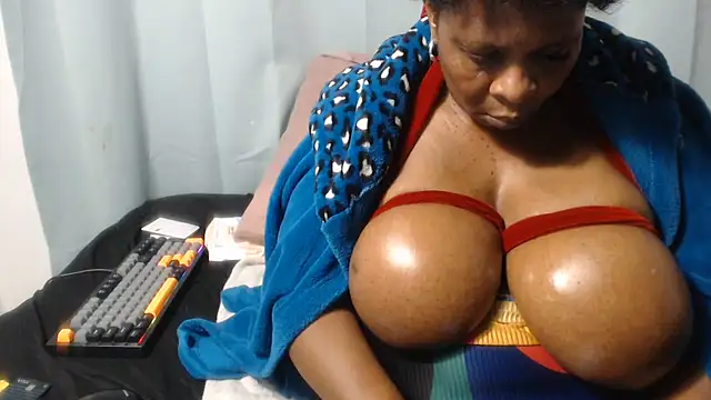 Snapshot of Lucia-boobs chatting on July 28, 2026, 1:24 am Lucia-boobs online show from July 28, 2026, 1:24 am