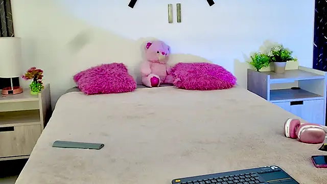 aurora petitee online show from June 17, 2026, 1:43 pm