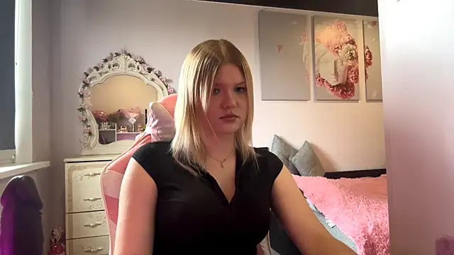 SweettAnny online show from June 14, 2026, 12:39 pm