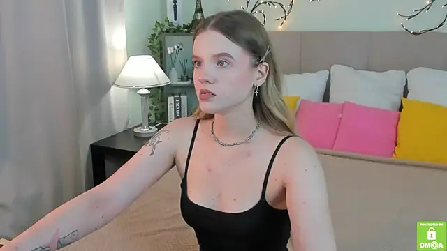Snapshot of Emma_peach chatting on July 15, 2026, 7:37 am Emma peach online show from July 15, 2026, 7:37 am