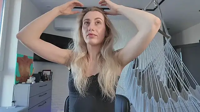 Snapshot of HEY_KITSUNKA chatting on April 4, 2026, 1:28 pm HEY KITSUNKA online show from April 4, 2026, 1:28 pm