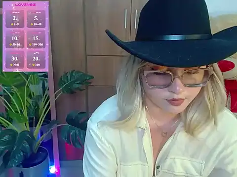 Snapshot of honey-blossom chatting on June 20, 2026, 12:26 am honey-blossom online show from June 20, 2026, 12:26 am