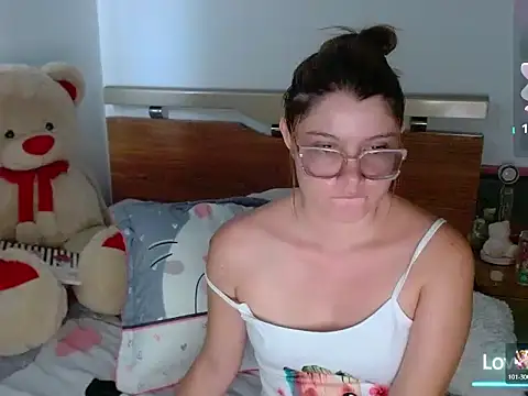 Snapshot of honey-blossom chatting on March 23, 2026, 2:39 pm honey-blossom online show from March 23, 2026, 2:39 pm