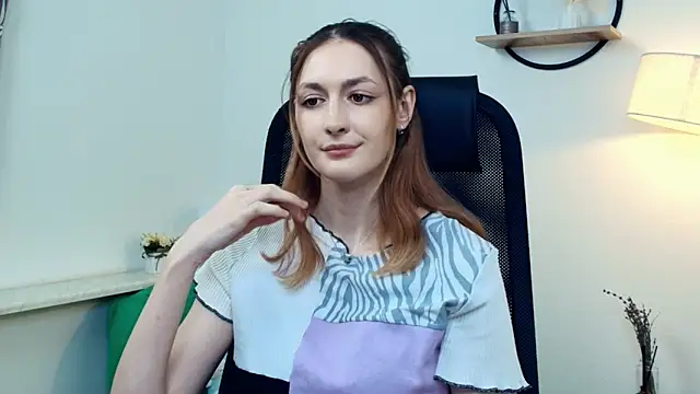 LoraLanett online show from April 22, 2026, 10:33 am
