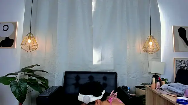 NahomiWhitte online show from April 27, 2026, 12:47 pm