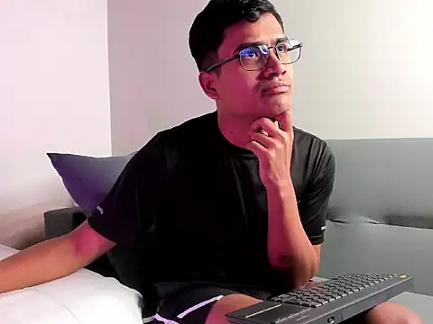 Snapshot of ThiagoVega_ chatting on August 3, 2026, 9:04 am ThiagoVega online show from August 3, 2026, 9:04 am