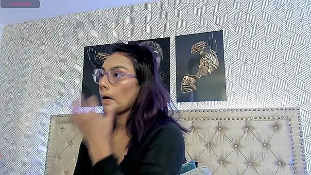 Snapshot of ValeAlvarez_ chatting on March 27, 2026, 6:42 pm ValeAlvarez online show from March 27, 2026, 6:42 pm