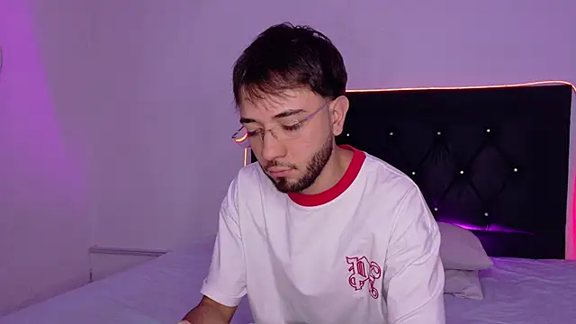 Snapshot of andymaxwell chatting on March 25, 2026, 10:08 pm andymaxwell online show from March 25, 2026, 10:08 pm