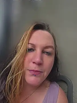 Queenemerald online show from July 9, 2026, 2:05 pm