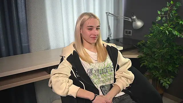 CandiRosato online show from March 28, 2026, 4:13 am