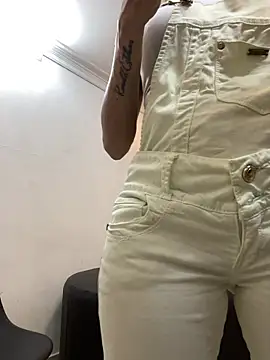 Snapshot of AlanaBrunetteX_X chatting on June 3, 2026, 11:31 pm AlanaBrunetteX X online show from June 3, 2026, 11:31 pm
