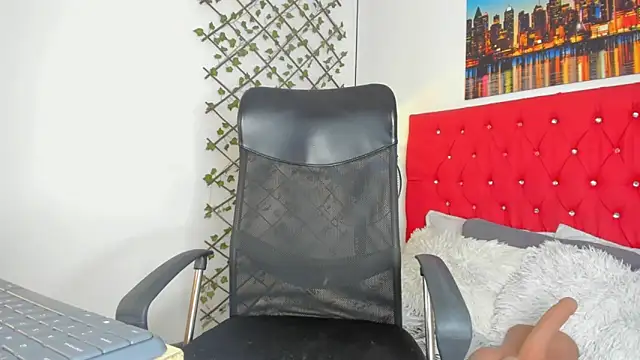 emily  dee online show from April 21, 2026, 1:07 pm