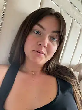 LolaSkyee online show from April 13, 2026, 12:09 pm