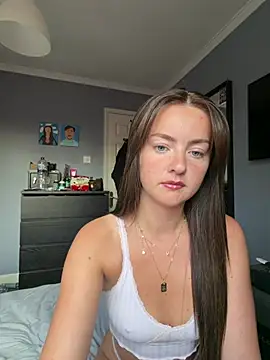 Snapshot of LolaSkyee chatting on July 21, 2026, 6:37 am LolaSkyee online show from July 21, 2026, 6:37 am