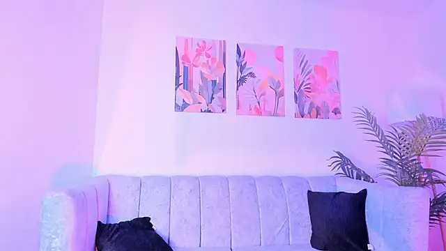 Velvet Noir  online show from June 5, 2026, 11:27 am