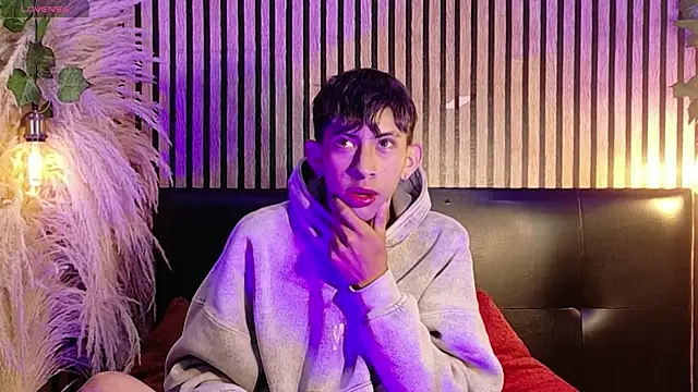 Snapshot of Tommy_Fox chatting on April 13, 2026, 12:53 pm Tommy Fox online show from April 13, 2026, 12:53 pm