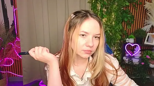 Snapshot of ViolettaSwang chatting on April 9, 2026, 10:43 am ViolettaSwang online show from April 9, 2026, 10:43 am