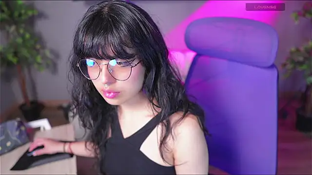 Snapshot of Saphyralux chatting on July 8, 2026, 8:53 pm Saphyralux online show from July 8, 2026, 8:53 pm