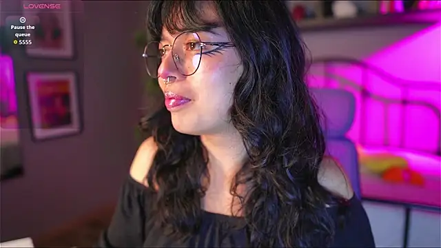 Snapshot of Saphyralux chatting on July 14, 2026, 9:21 pm Saphyralux online show from July 14, 2026, 9:21 pm