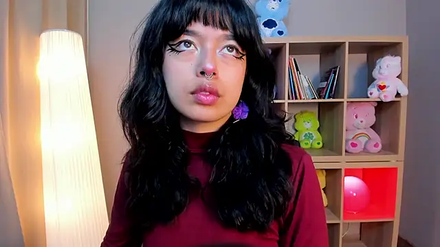 Snapshot of Saphyralux chatting on July 17, 2026, 8:50 pm Saphyralux online show from July 17, 2026, 8:50 pm