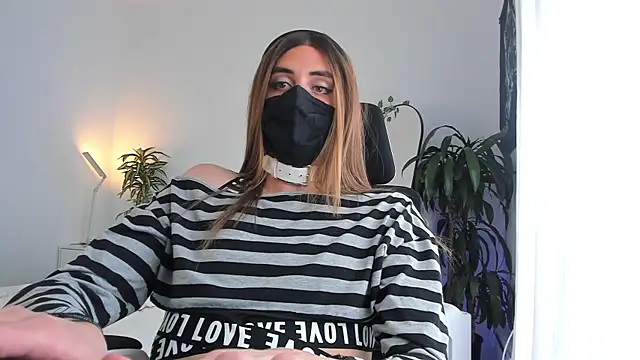 LilyReina online show from April 21, 2026, 6:25 pm